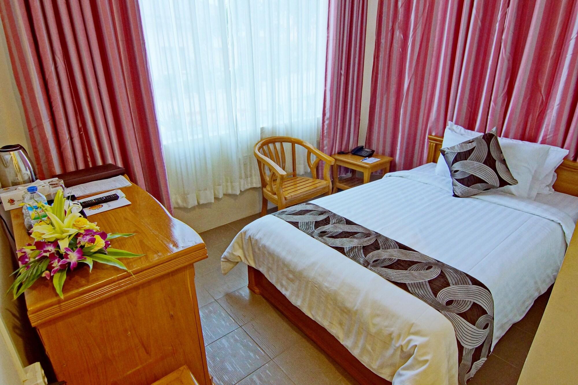 Triumph Hotel Мандалей Екстериор снимка